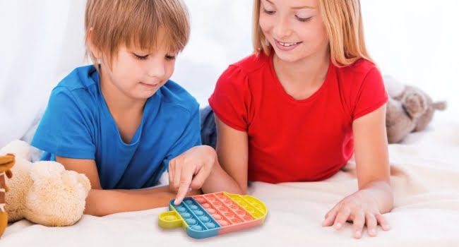 Fun strategy popper game for two players that builds social skills and critical thinking.